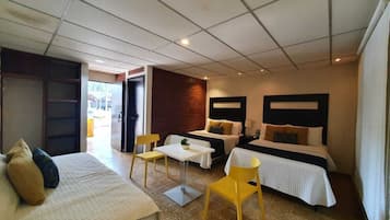 Chambre Triple Familiale, salle de bains privée | Internet gratuit par cùble, draps fournis