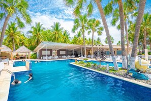 2 piscinas externas, guarda-sóis, espreguiçadeiras