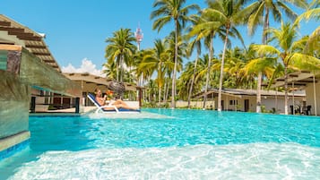 2 piscines extérieures, parasols de plage, chaises longues