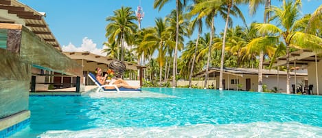 2 piscines extérieures, parasols de plage, chaises longues