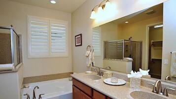 Condo, 3 Bedrooms | Bathroom | Combined shower/bathtub, bidet, towels