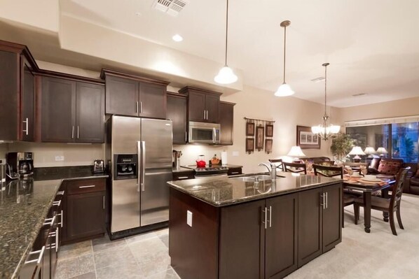 Condo, 2 habitaciones | Cocina privada | Refrigerador, microondas, parrilla de estufa y lavavajillas