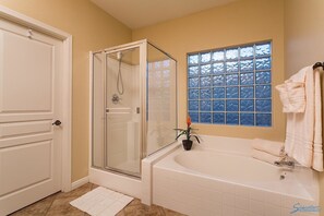 Condo, 3 Bedrooms | Bathroom | Combined shower/tub, towels