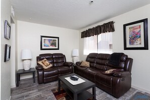 Condo, 1 habitación | Área de sala de estar | Reproductor de DVD