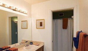 Condo, 3 Bedrooms, Pool View | Bathroom | Combined shower/tub, towels - Casita Escriber By Signature Vacation Rentals (Oro Valley)