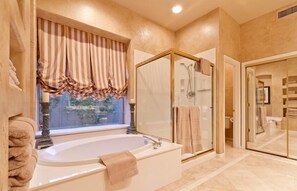 Appart'hôtel, 4 chambres | Salle de bain | Ensemble douche/baignoire, serviettes fournies
