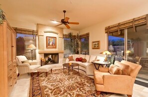 Living area - Casa De Luna By Signature Vacation Rentals (Scottsdale)