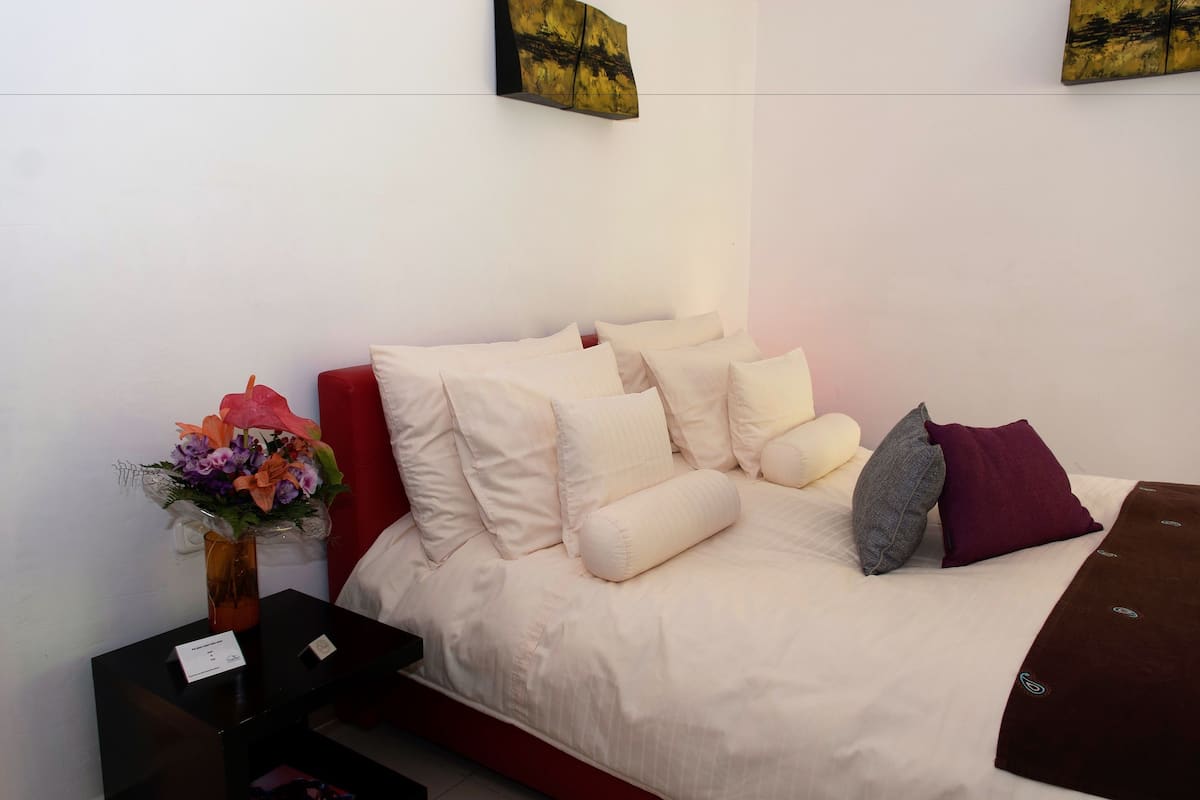 ห้องดีลักซ์ | เครื่องนอนระดับพรีเมียม, ผ้านวมขนเป็ด, เตียงพร้อมฟูกเสริมที่นอน