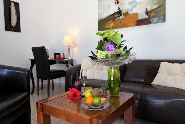 ห้องจูเนียร์สวีท | เครื่องนอนระดับพรีเมียม, ผ้านวมขนเป็ด, เตียงพร้อมฟูกเสริมที่นอน