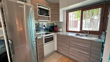 Villa Deluxe | Cocina privada | Frigorífico, máquina de café espresso y cafetera o tetera