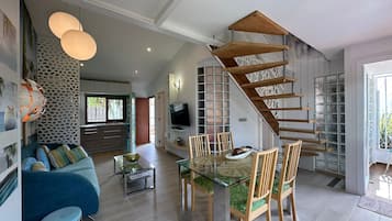 Deluxe-Villa | Essbereich im Zimmer