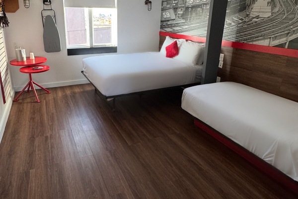 Luxe beddengoed, verduisterende gordijnen, een strijkplank/strijkijzer