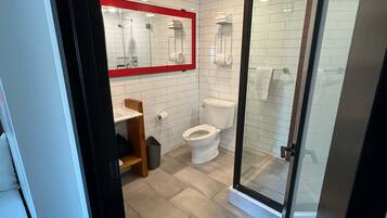 Standard Triple Room | Bathroom | Free toiletries, hair dryer, towels, soap