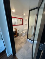 Standard háromágyas szoba | Fürdőszoba | Ingyenes piperecikkek, hajszárító, törölközők és szappan