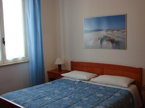 Een bureau, gratis babybedden, gratis wifi, beddengoed