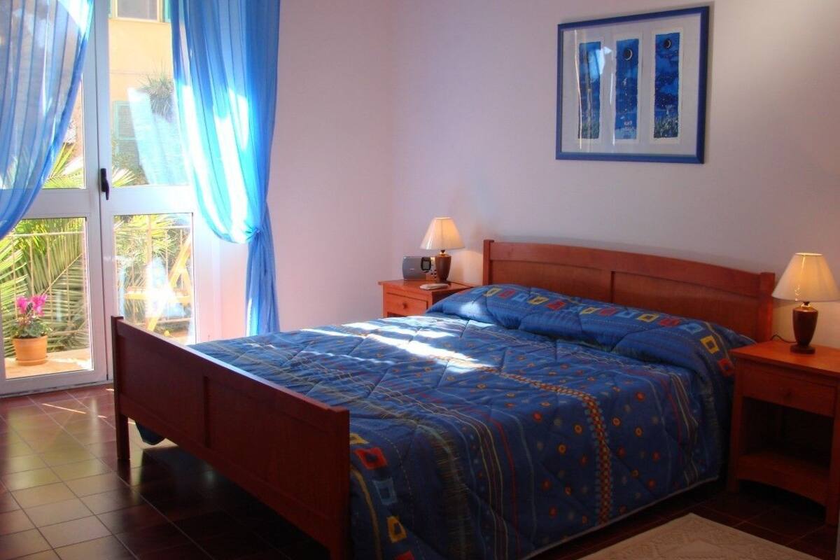 Een bureau, gratis babybedden, gratis wifi, beddengoed