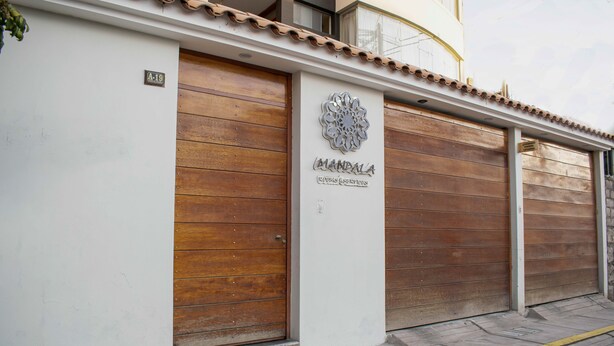 Pintu masuk properti
