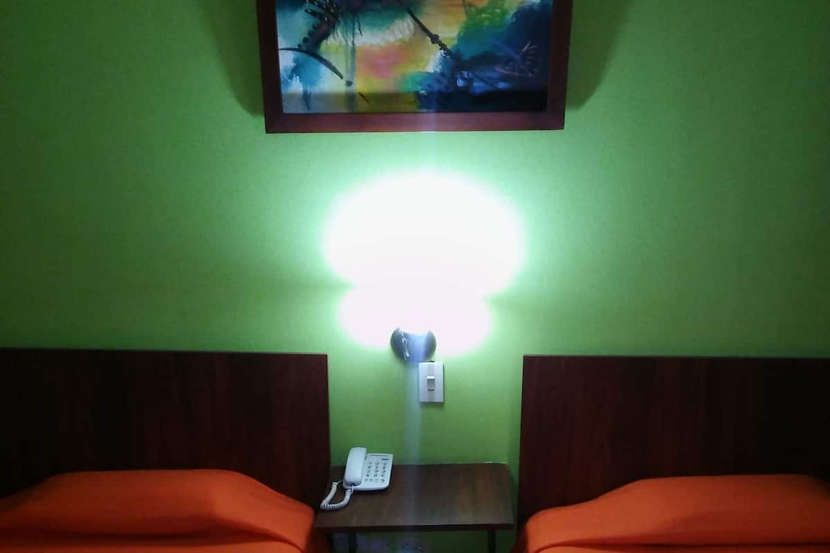 Una scrivania, Wi-Fi gratuito