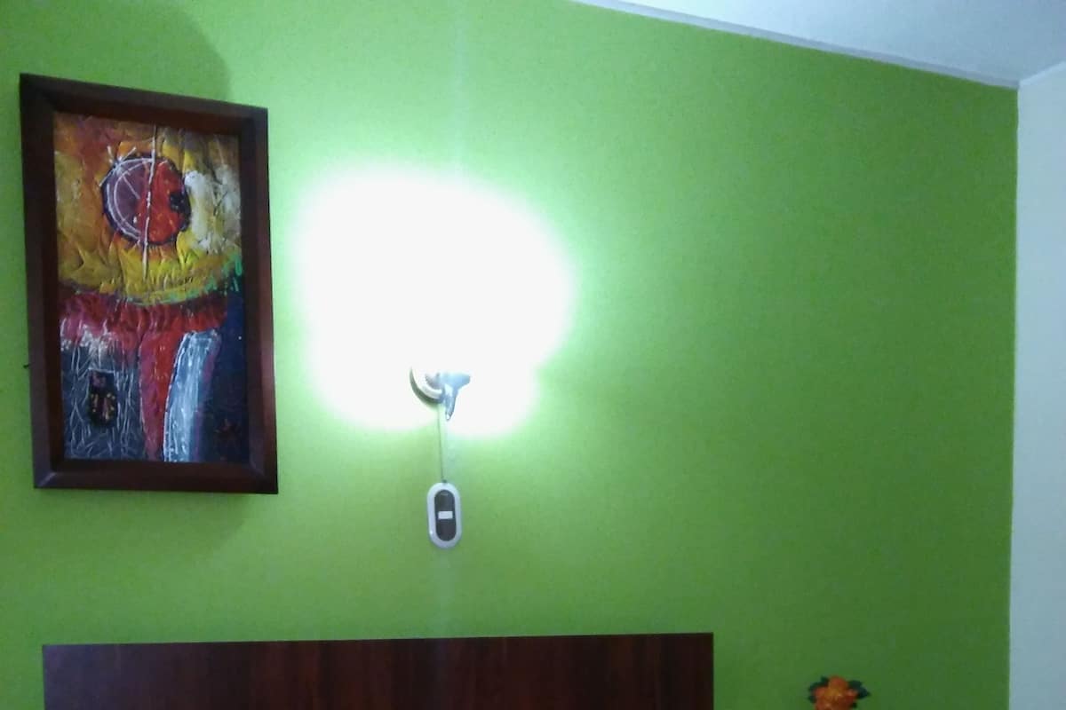 Desk, WiFi (free)