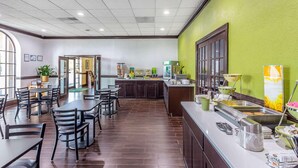 Restaurant - Quality Inn Perry (Forsyth)