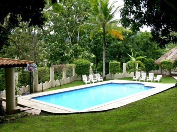 Una piscina al aire libre