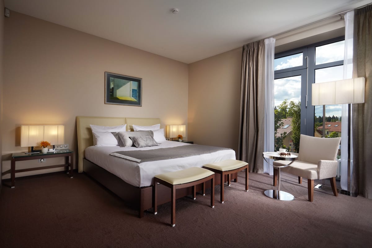 Deluxe Room | Premium bedding, minibar, desk, soundproofing