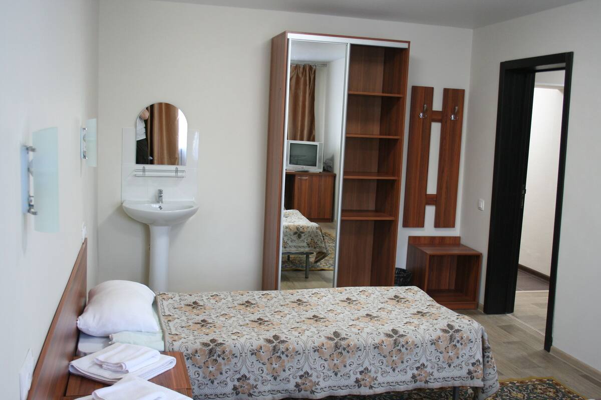 Chambre avec lits jumeaux, salle de bains commune