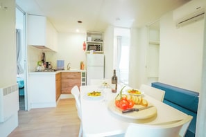 Superior Mobile Home | Private kitchen | Full-size fridge, stovetop, cookware/dishes/utensils, dining tables - Happy Camp Torre Rinalda Camping Village (Lecce)