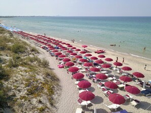 On the beach, sun-loungers, beach umbrellas, beach bar - Happy Camp Torre Rinalda Camping Village (Lecce)