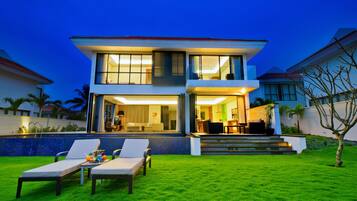 Minibar, brankas, setrika/meja setrika, dan Wi-Fi gratis