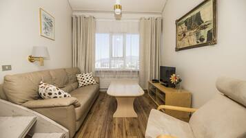 Triple Room | Desk, blackout drapes, free WiFi, bed sheets