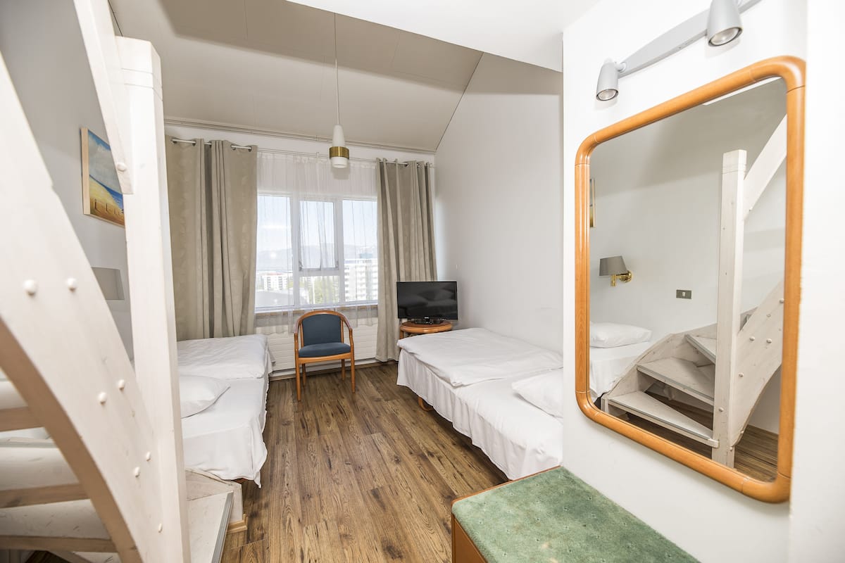 Escritorio, cortinas blackout, wifi gratis y ropa de cama
