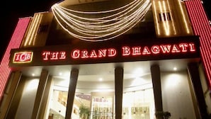 Ein Hotel Eingang mit einer Markise, auf der steht: The Grand Bhagwati.