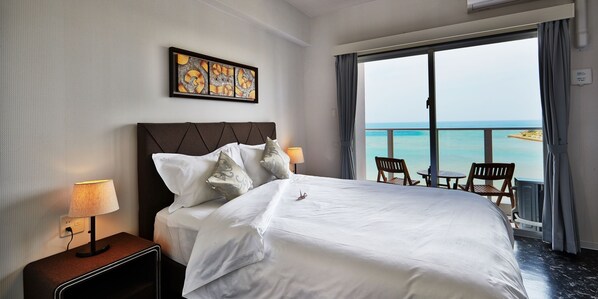 Habitación doble estándar, para no fumadores, vista a la playa (High Floor 8-10F) | Caja de seguridad en la habitación, escritorio y insonorización 