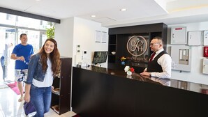 Un comptoir d’accueil avec une pancarte indiquant « DHC Resorts » et un réceptionniste.