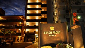 L’entrée d’un hôtel, avec une enseigne indiquant « BEACH FRONT MIHAMA » et une statue de lion.