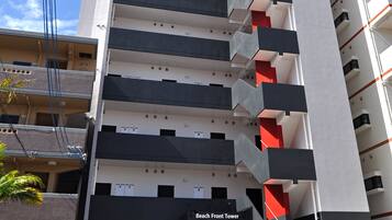 Un hotel moderno con un cartello ben visibile per DSH Resort. Presenta una struttura a più piani con balconi e una torre fronte spiaggia.