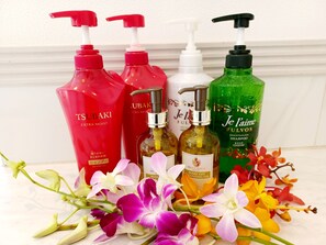 Combined shower/tub, free toiletries, hair dryer, slippers - Akasaka Urban Hotel (Tokyo)