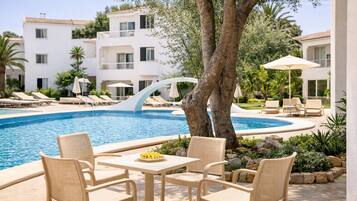 Outdoor pool, pool umbrellas, sun loungers