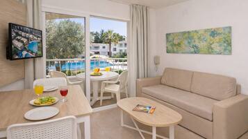 Apartamento Club | Zona de estar | Una televisión