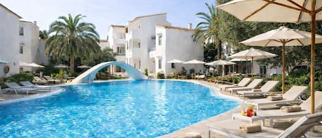 Outdoor pool, pool umbrellas, sun loungers