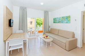 Leilighet – club, 1 soverom | Safe på rommet, wi-fi (inkludert) og sengetøy