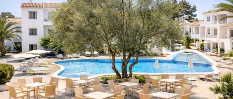 Outdoor pool, pool umbrellas, sun loungers