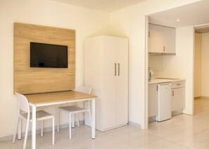 Familienapartment | Wohnbereich | Fernseher