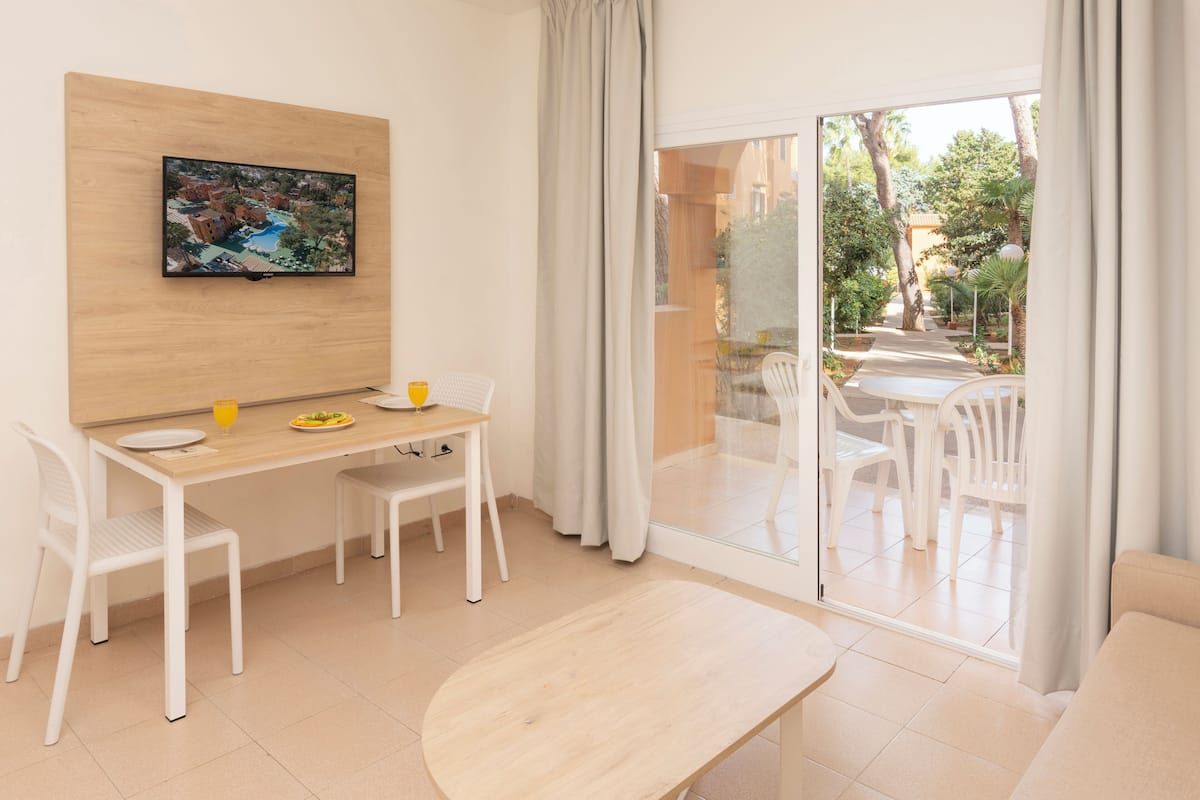 Caja de seguridad en la habitación, wifi gratis y ropa de cama