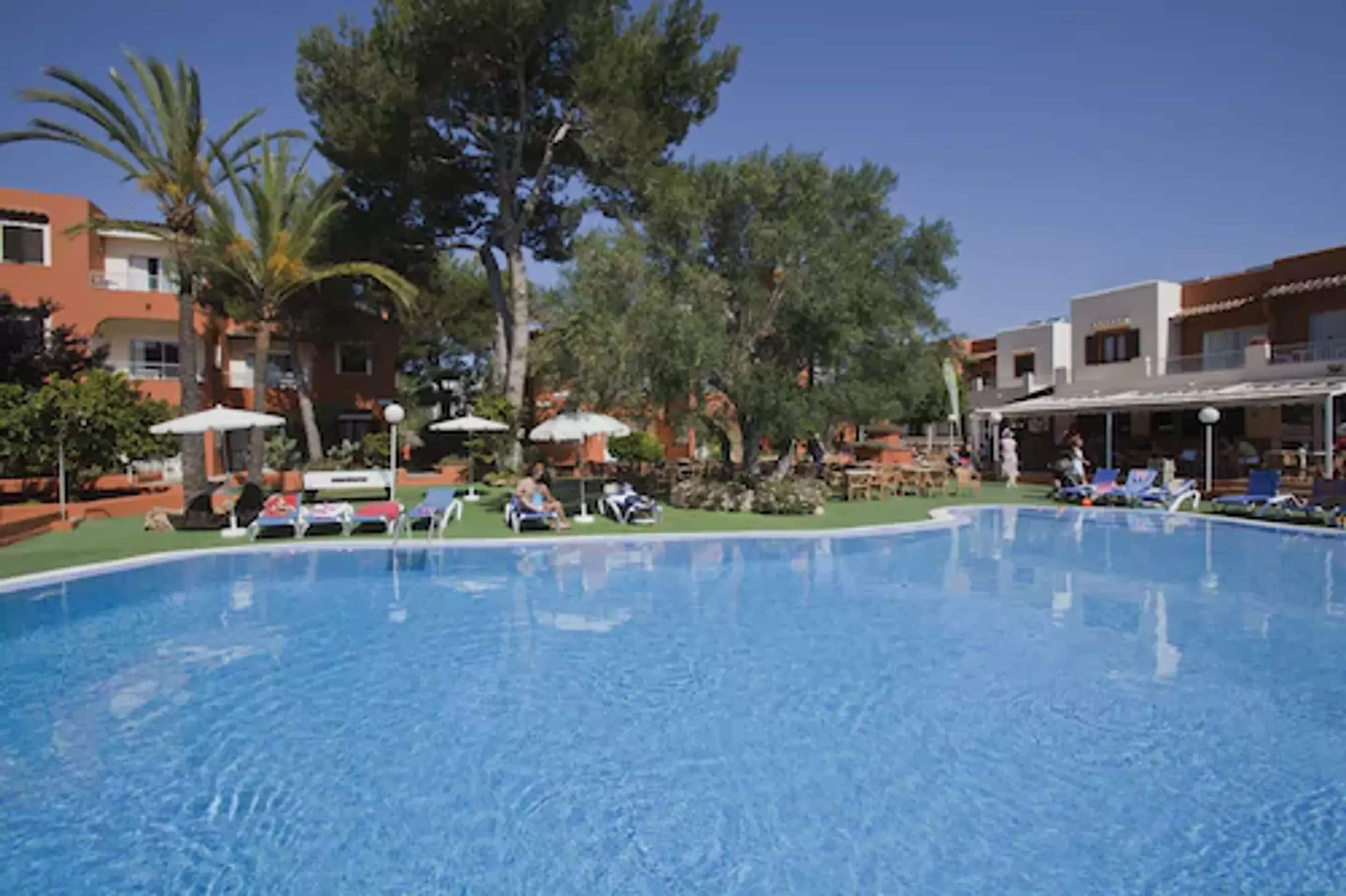 Piscina a l'aire lliure, para-sols i gandules 