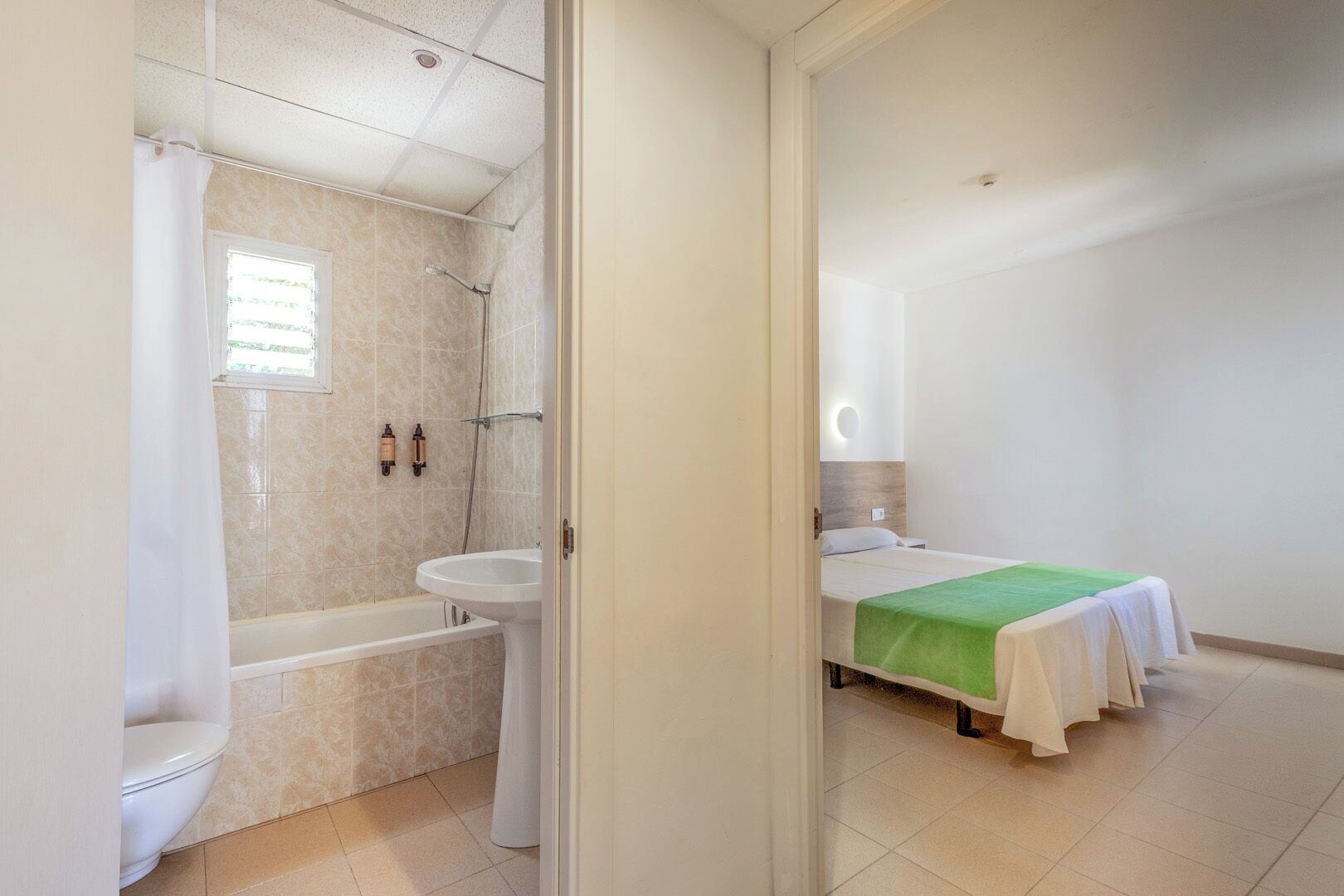Un baño con bañera, lavamanos y ducha.
