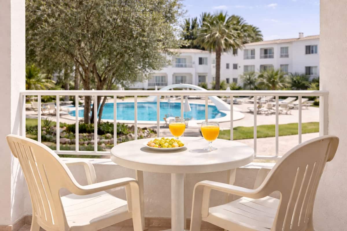 In-room safe, free WiFi, bed sheets