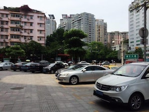 A parking lot with several cars, surrounded by multi-story residential buildings. - Jinjiang Inn Style (Huizhou West Lake Park DongZhan Store) (Huizhou)
