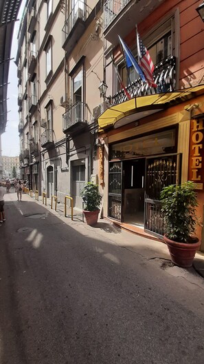 المنشأة من الخارج